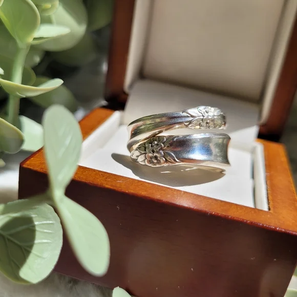 SOLD 1965 'Garland' Silver-plated Spiral floral Ring - Picture 1 of 6